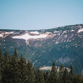 Sněhové pole Mapa republiky v Krkonoších má letos nejméně sněhu za 25 let